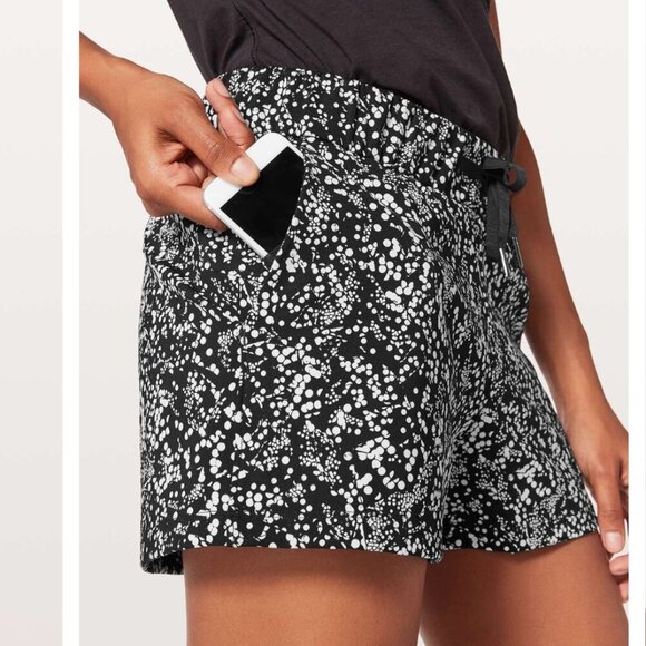 Lululemon On The Fly Short 2.5" Chirasu Black Size 8 - Picture 4 of 8